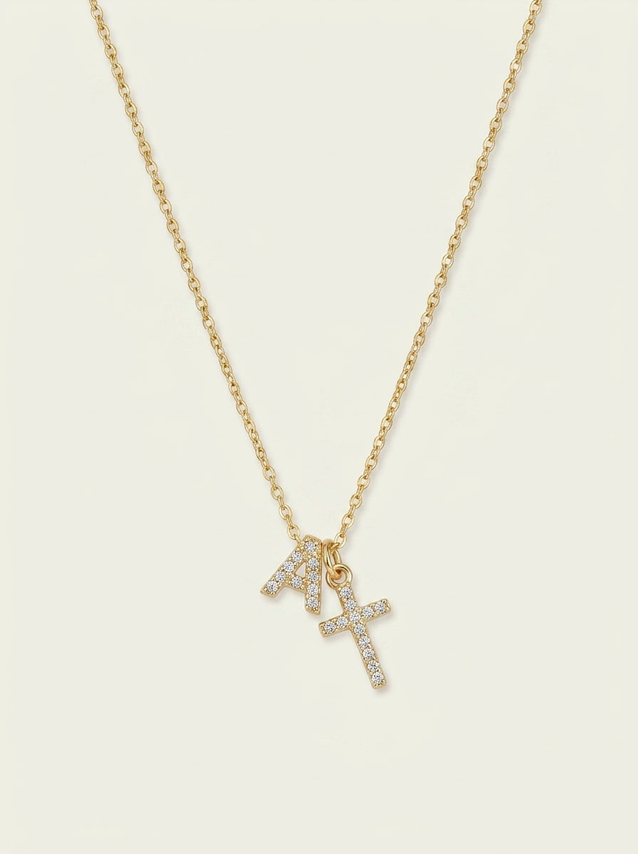 Zarte Halskette mit Diamant-Initiale und Kreuz
