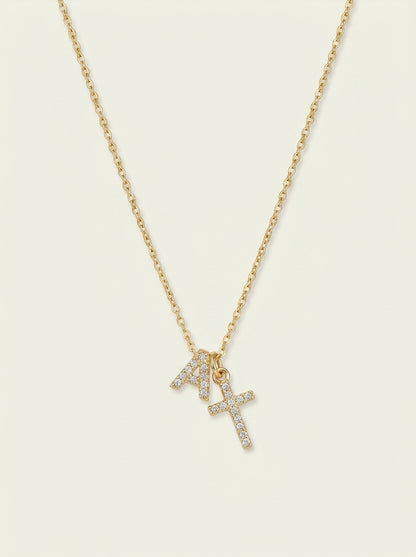 Zarte Halskette mit Diamant-Initiale und Kreuz