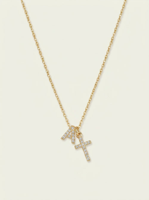 Zarte Halskette mit Diamant-Initiale und Kreuz