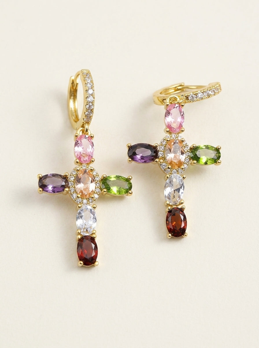 Boucles d'oreilles pendantes croix, serties de gemmes colorées délicates
