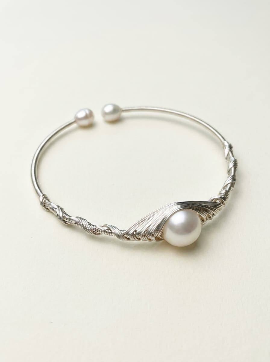 Bracelet en perles d'eau douce quasi-rondes, plaqué or 14 carats, enroulement fait main