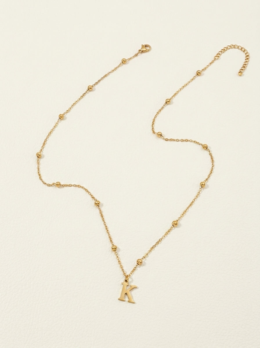 Zarte Halskette mit Initialen und Satellitenkette