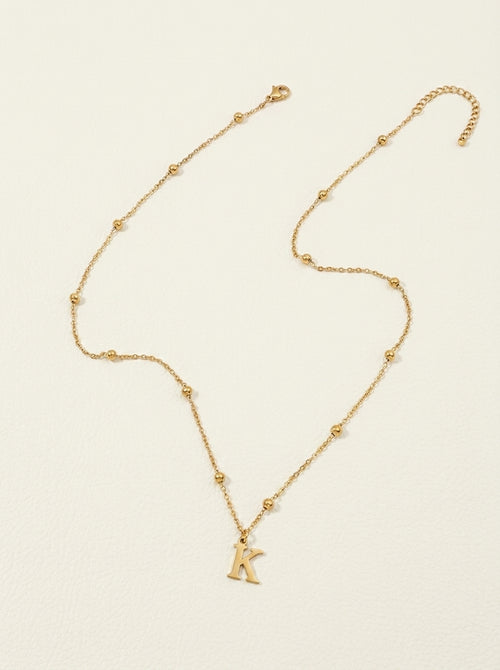 Zarte Halskette mit Initialen und Satellitenkette