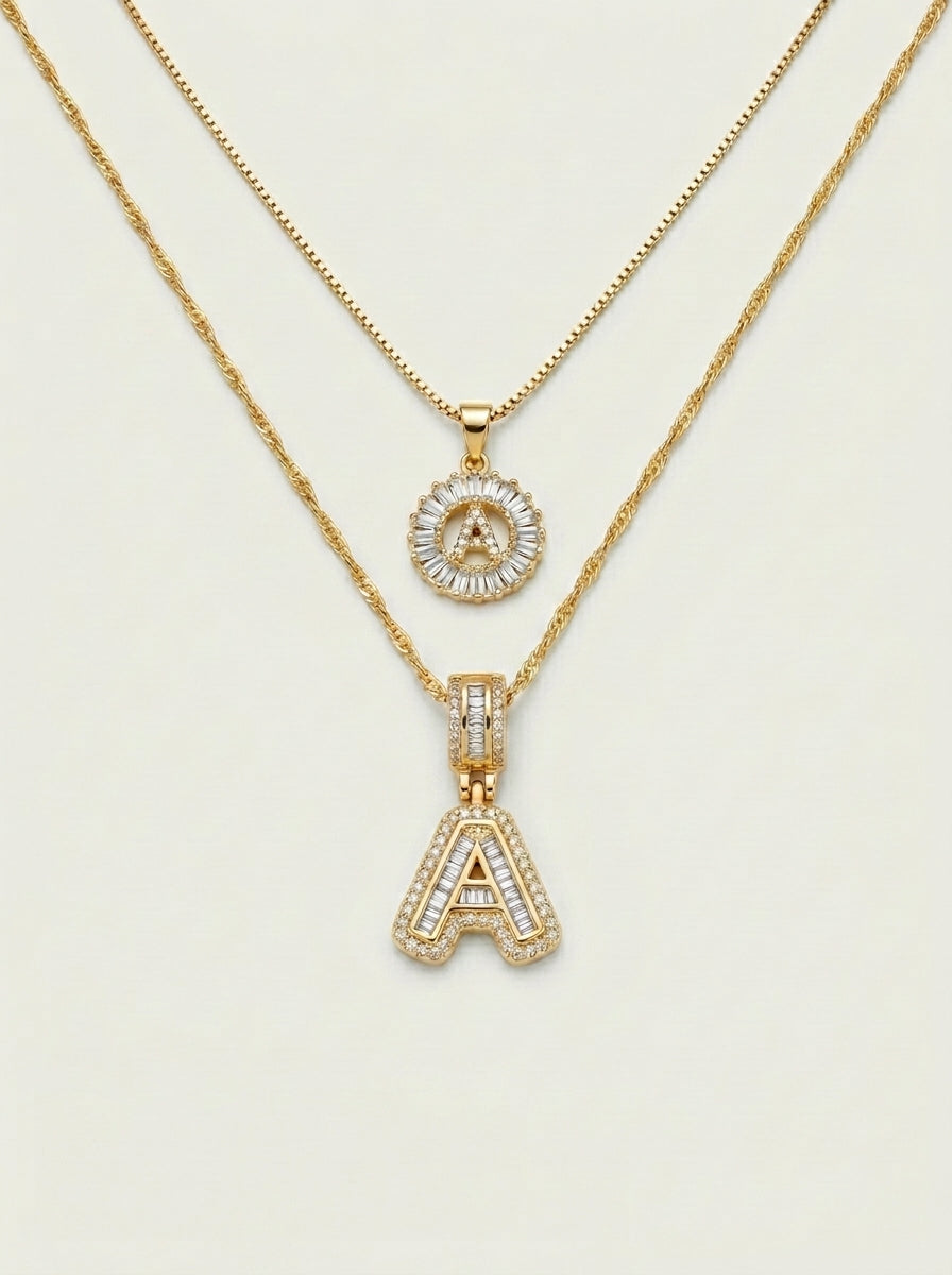 Set mit 2 14-Karat-Halsketten mit Initiale und Glanz