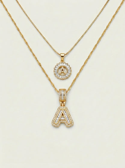 Set mit 2 14-Karat-Halsketten mit Initiale und Glanz