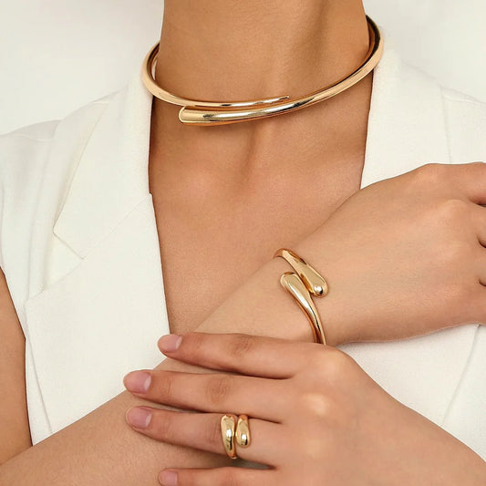 Parure collier ras du cou, bracelet et bague modernes